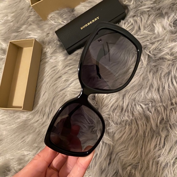 Brand New beautiful Burberry Sunglasses - Picture 2 of 10